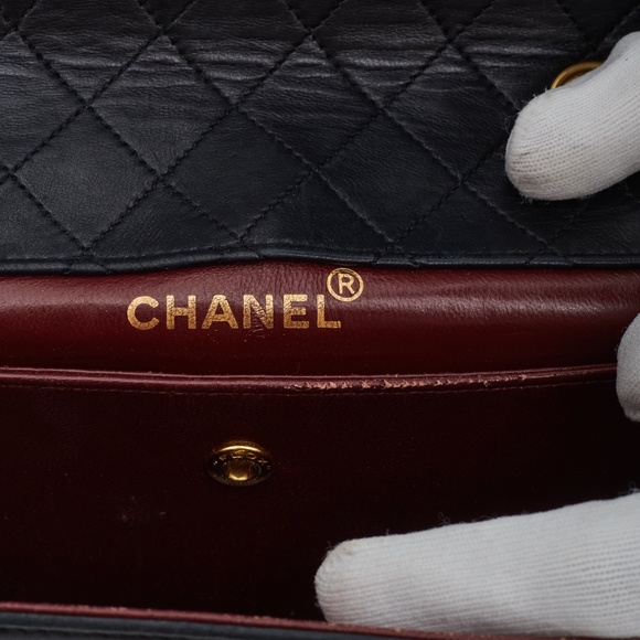 CHANEL VINTAGE LAMBSKIN BLACK TRAPEZOID FLAP BAG MEDIUM (CIRCA 1990) - Picture 7 of 11